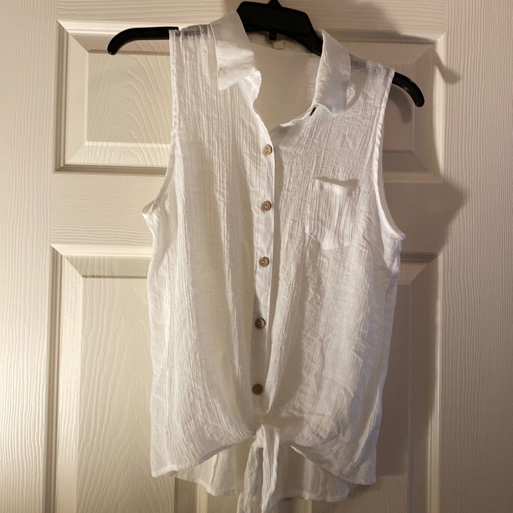 VINTAGE E&M FRONT TIE SLEEVELESS BLOUSE!